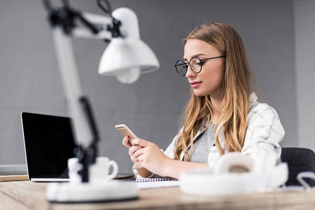 Image d'une femme utilisant un numéro de téléphone virtuel suisse.