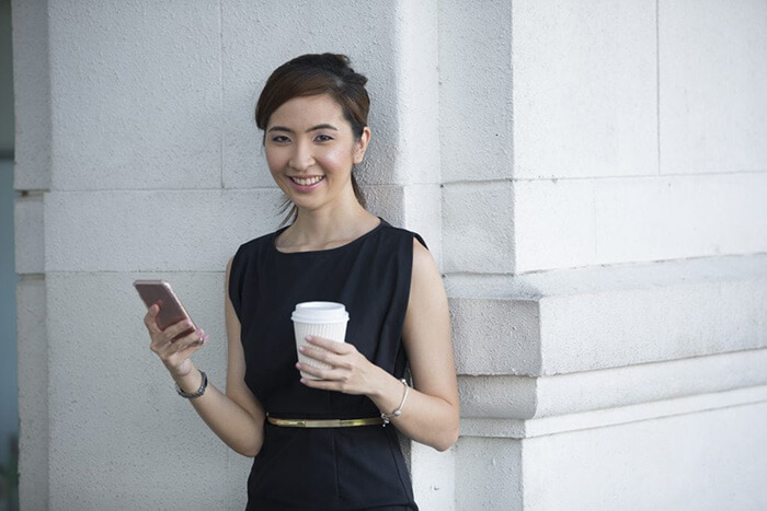 An image of a lady setting up a Chinese call forwarding service.