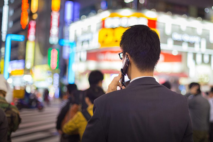 An image of a Japanese man using his local phone number.