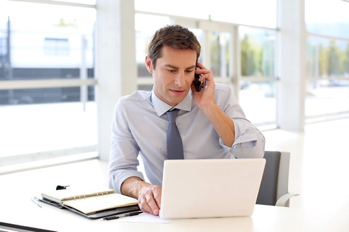 Image d'un homme utilisant un numéro de téléphone virtuel canadien.