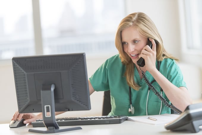 Image d'une femme utilisant un numéro de téléphone virtuel allemand.