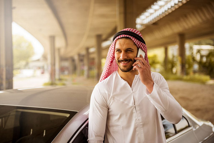 Image d'un homme utilisant un numéro de téléphone virtuel emirati.