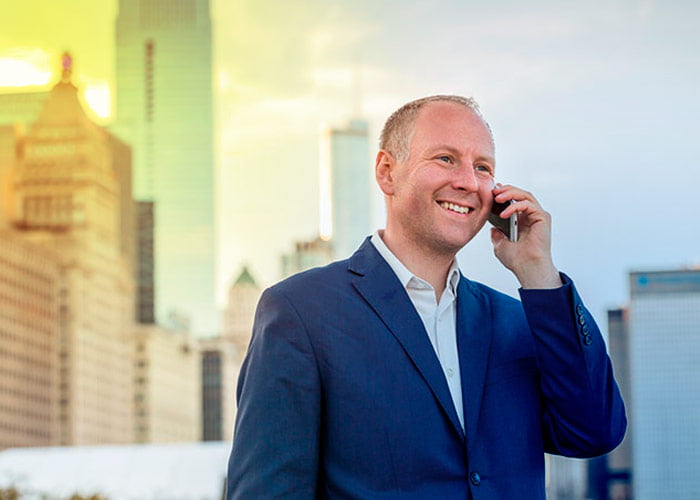 Image d'un homme utilisant un numéro de téléphone virtuel belge.